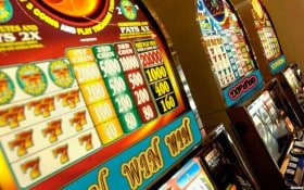 Pengguna mob77 bermain sports betting di ponsel dengan antarmuka ramah dan responsif